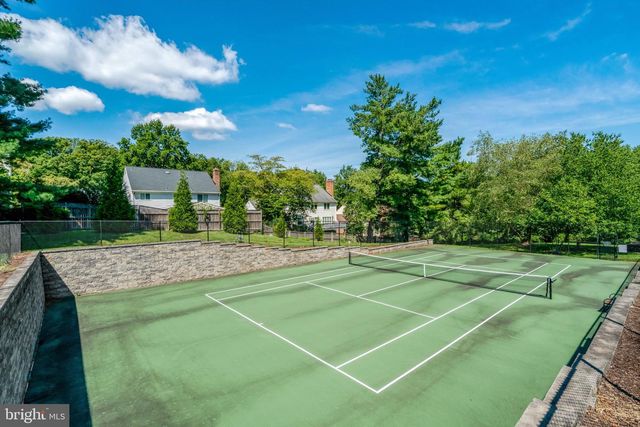 7520 WALNUT HILL LN, Falls Church, VA 22042