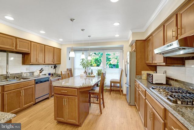 7520 WALNUT HILL LN, Falls Church, VA 22042