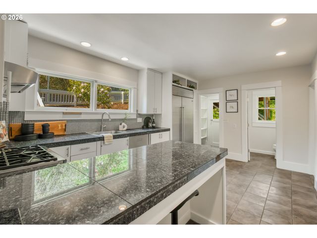 2656 Sw GERALD Ave, Portland, OR 97201