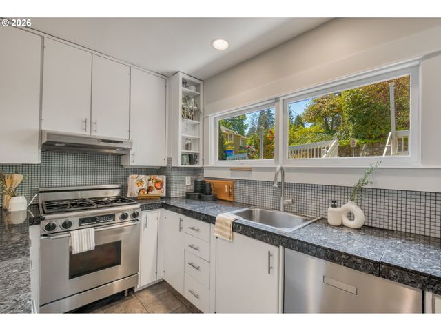 2656 Sw GERALD Ave, Portland, OR 97201