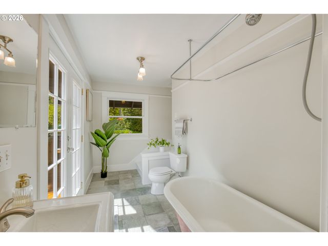 2656 Sw GERALD Ave, Portland, OR 97201