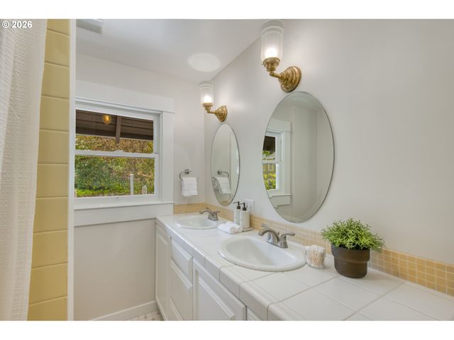 2656 Sw GERALD Ave, Portland, OR 97201