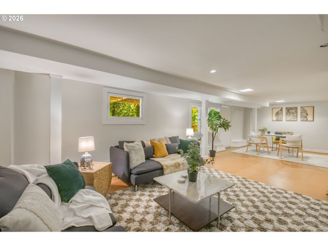 2656 Sw GERALD Ave, Portland, OR 97201