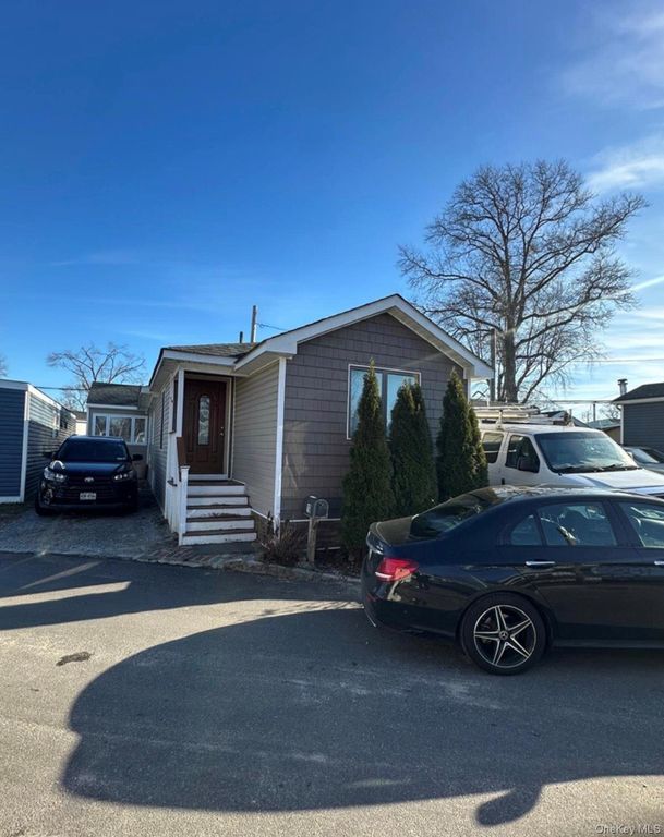 10 Elm Avenue, Bay Shore, NY 11706