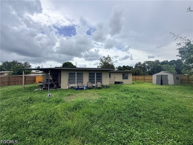 221 Brooks CT, North Fort Myers, FL 33917