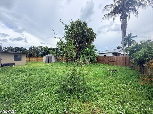 221 Brooks CT, North Fort Myers, FL 33917