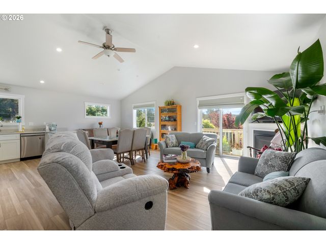 267 Se TIDE Ave, Lincoln City, OR 97367