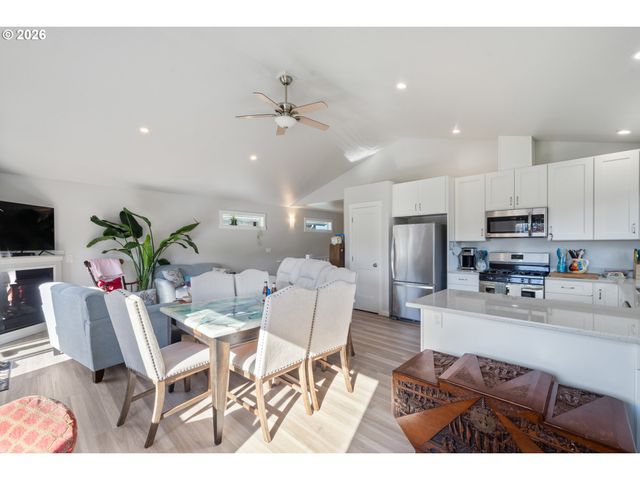 267 Se TIDE Ave, Lincoln City, OR 97367