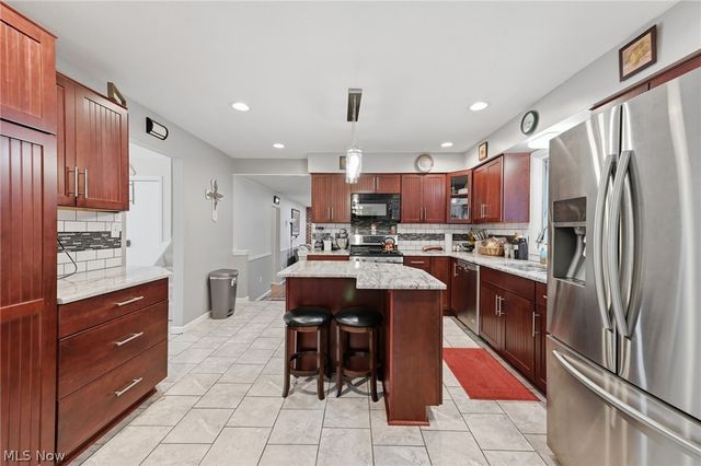 305 Parkland Oval, Brunswick, OH 44212