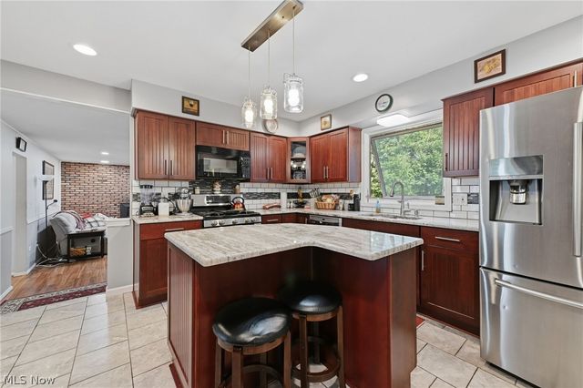 305 Parkland Oval, Brunswick, OH 44212