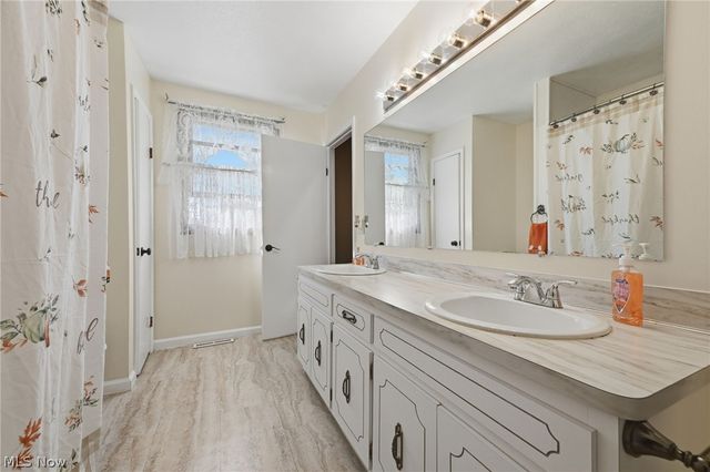 305 Parkland Oval, Brunswick, OH 44212