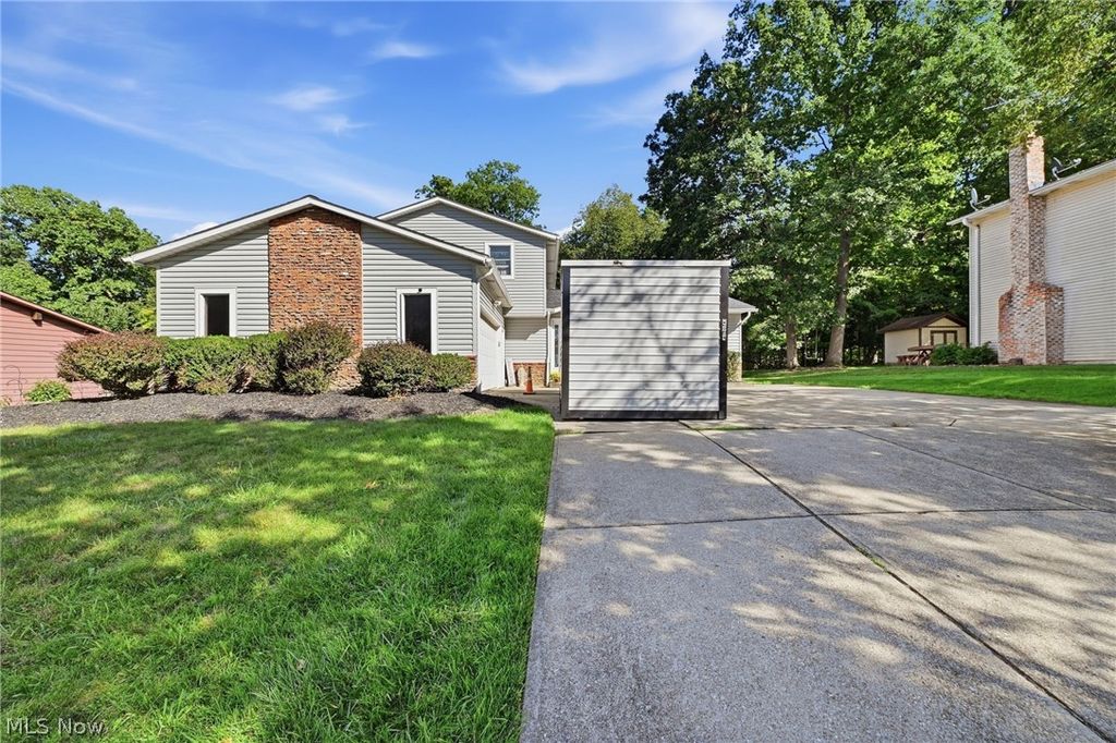 305 Parkland Oval, Brunswick, OH 44212