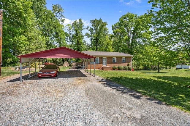 1195 OLD VFW Road, Pinnacle, NC 27043
