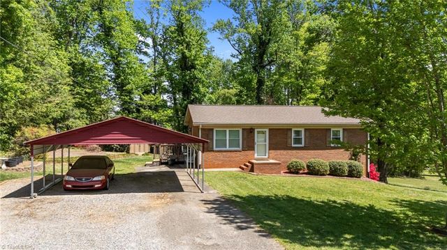 1195 OLD VFW Road, Pinnacle, NC 27043