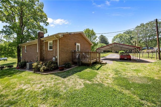 1195 OLD VFW Road, Pinnacle, NC 27043