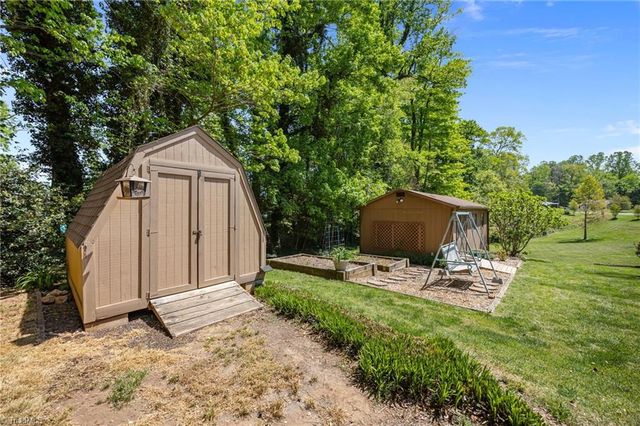 1195 OLD VFW Road, Pinnacle, NC 27043