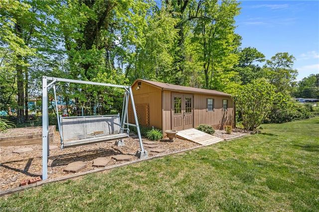 1195 OLD VFW Road, Pinnacle, NC 27043