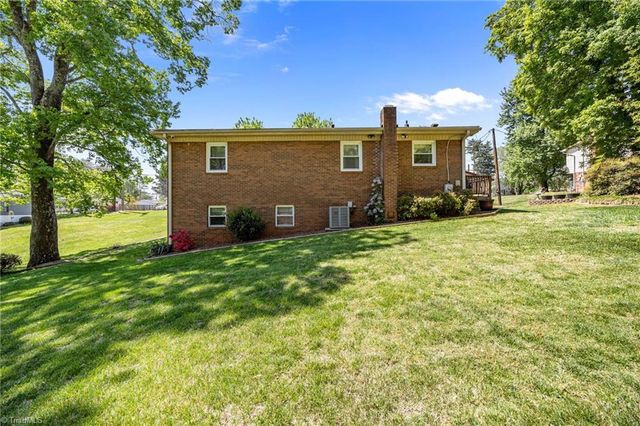 1195 OLD VFW Road, Pinnacle, NC 27043