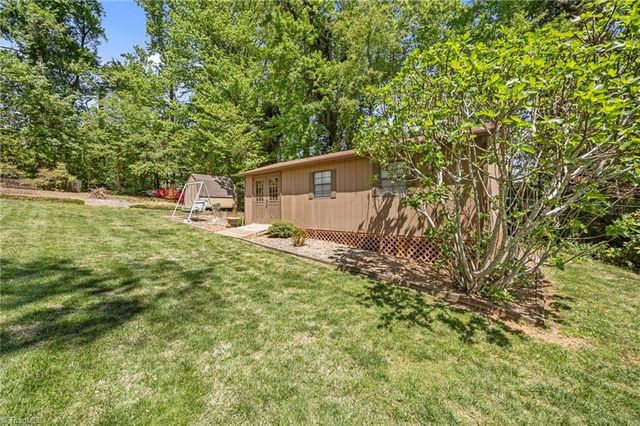 1195 OLD VFW Road, Pinnacle, NC 27043