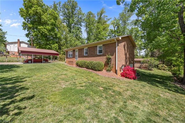 1195 OLD VFW Road, Pinnacle, NC 27043