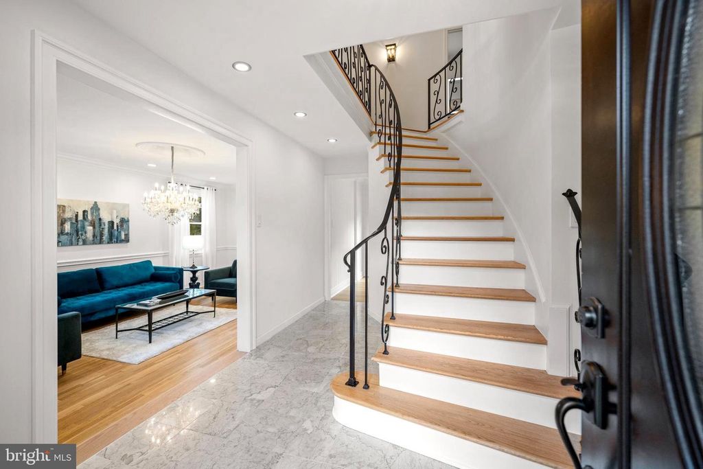 Image 4 of property listing at 12704 THERESA DR, Silver Spring, MD 20904