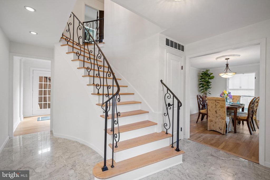 Image 6 of property listing at 12704 THERESA DR, Silver Spring, MD 20904