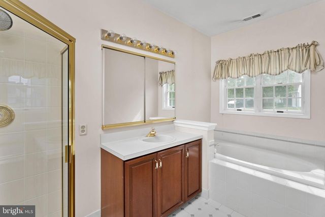 2 BRIARWOOD CT, Columbus, NJ 08022