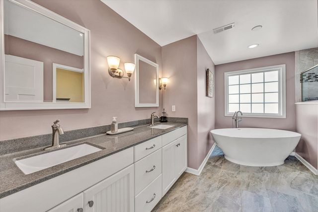 4208 Campbell View LN, Roanoke, VA 24018