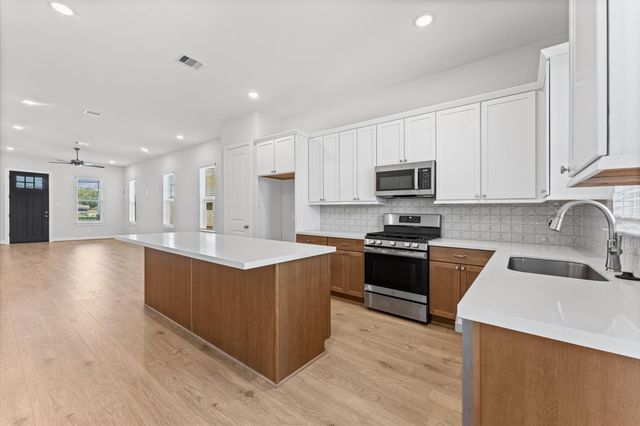 2505 Houston Avenue, Pearland, TX 77581