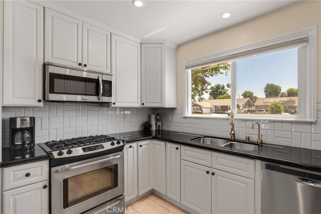 Image 9 of property listing at 9001 Debra Avenue, North Hills, CA 91343