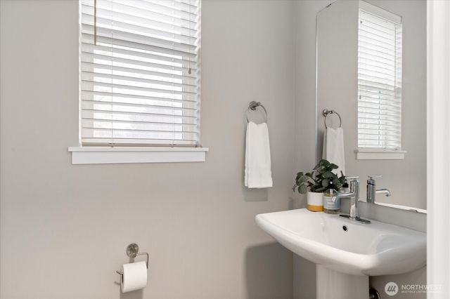 280 SW Ballast Way, Oak Harbor, WA 98277