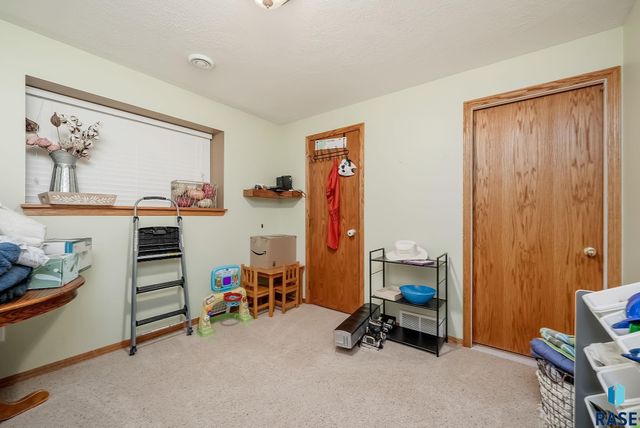 7425 W 52nd St Street, Sioux Falls, SD 57106