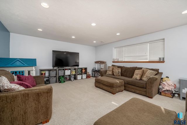 7425 W 52nd St Street, Sioux Falls, SD 57106