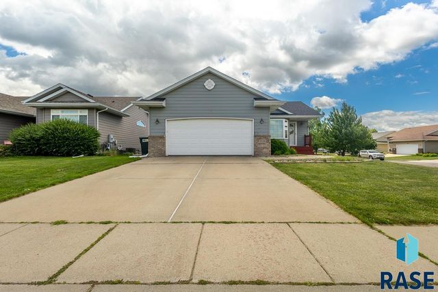 7425 W 52nd St Street, Sioux Falls, SD 57106