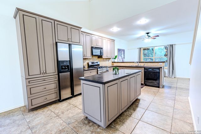 4 Aubrey Ct, San Antonio, TX 78216