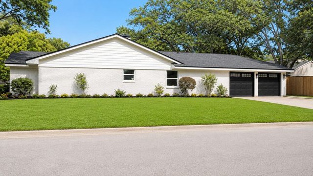 2301 Morning Drive, Baytown, TX 77520
