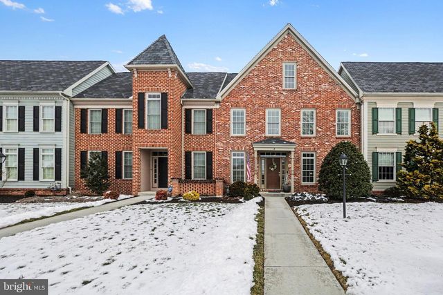3 JAMESTOWN SQ, Mechanicsburg, PA 17050