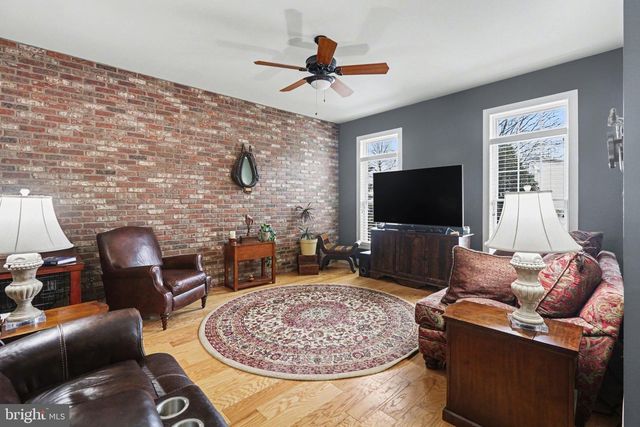 3 JAMESTOWN SQ, Mechanicsburg, PA 17050