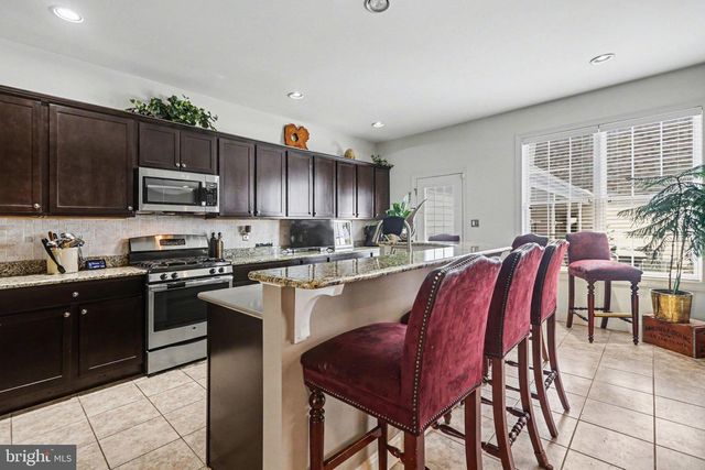 3 JAMESTOWN SQ, Mechanicsburg, PA 17050