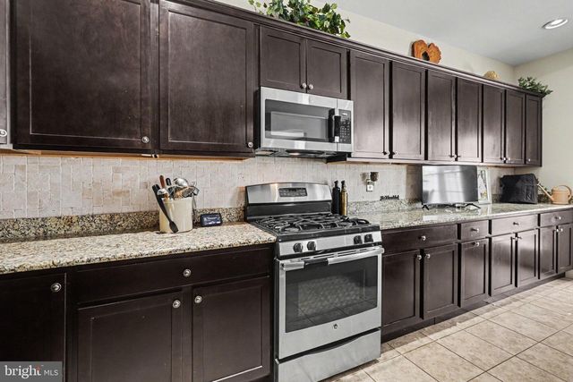 3 JAMESTOWN SQ, Mechanicsburg, PA 17050