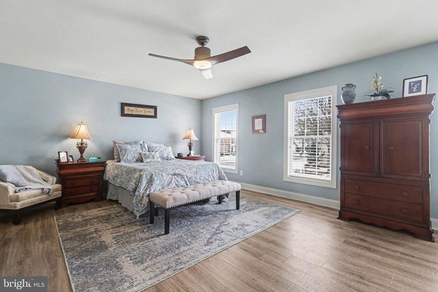 3 JAMESTOWN SQ, Mechanicsburg, PA 17050