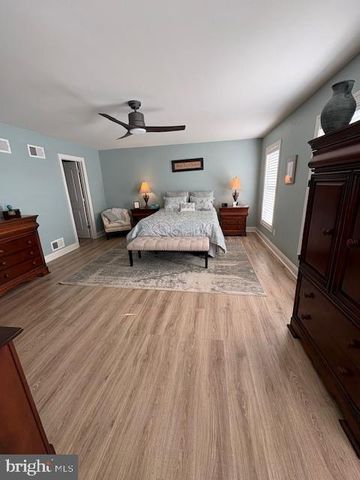 3 JAMESTOWN SQ, Mechanicsburg, PA 17050