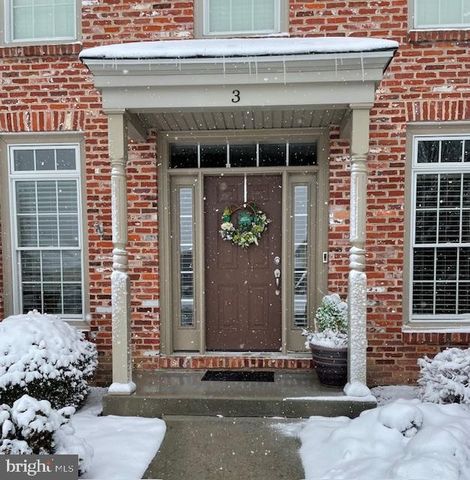 3 JAMESTOWN SQ, Mechanicsburg, PA 17050