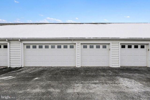 3 JAMESTOWN SQ, Mechanicsburg, PA 17050