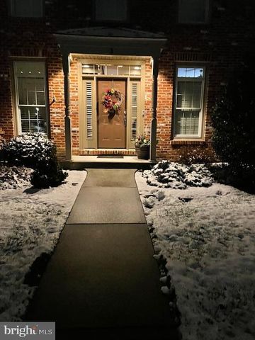 3 JAMESTOWN SQ, Mechanicsburg, PA 17050