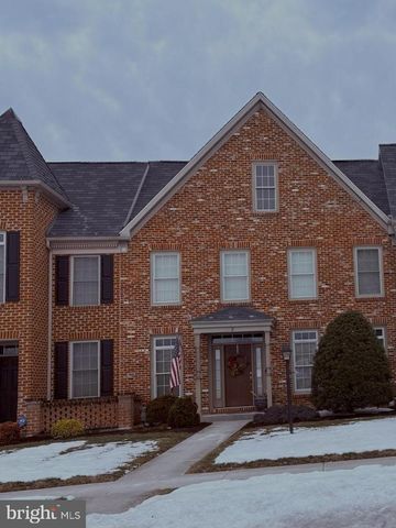 3 JAMESTOWN SQ, Mechanicsburg, PA 17050