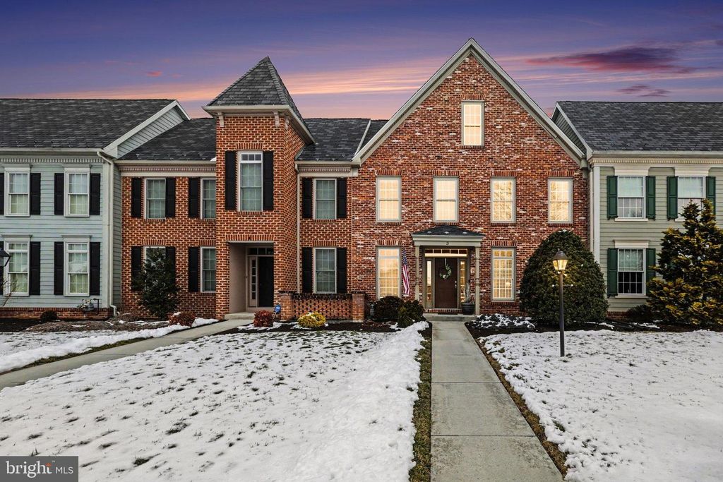 3 JAMESTOWN SQ, Mechanicsburg, PA 17050