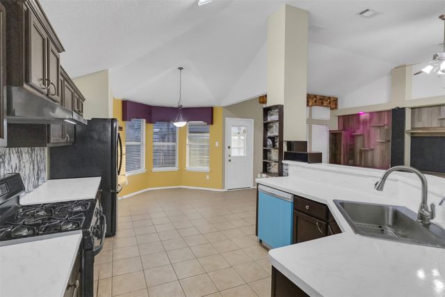 202 Matlock Meadow Drive, Arlington, TX 76002