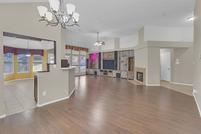 202 Matlock Meadow Drive, Arlington, TX 76002