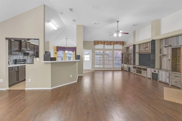 202 Matlock Meadow Drive, Arlington, TX 76002